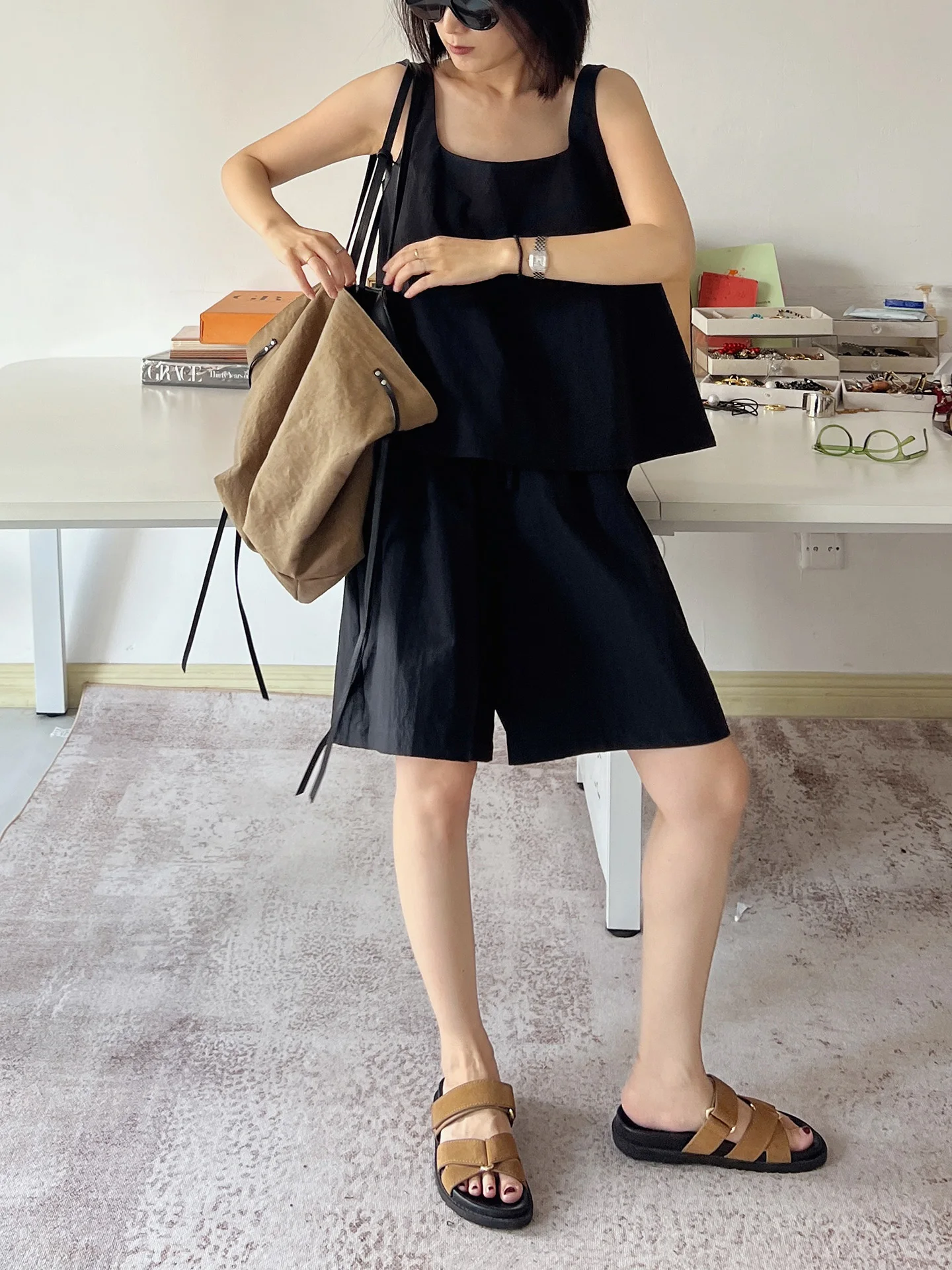 Summer New Style Square Collar Two-Sided Wear Sleeveless Commute Loose Waist Wide Leg Pants Set for Women Chic Fashion
Summer New Style Square Collar Two-Sided Wear Sleeveless Commute Loose Waist Wide Leg Pants Set for Women Chic Fashion