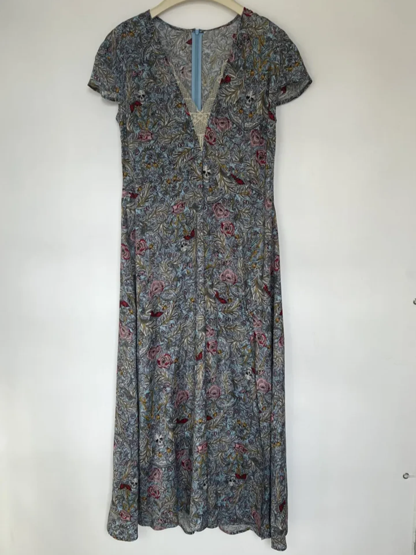 Lace Stitching Women's Maxi Dress 2025 New Wing Skulls Floral Butterfly Printed V-Neck Short Sleeve Slit Vintage Female Robe
Lace Stitching Women's Maxi Dress 2025 New Wing Skulls Floral Butterfly Printed V-Neck Short Sleeve Slit Vintage Female Robe