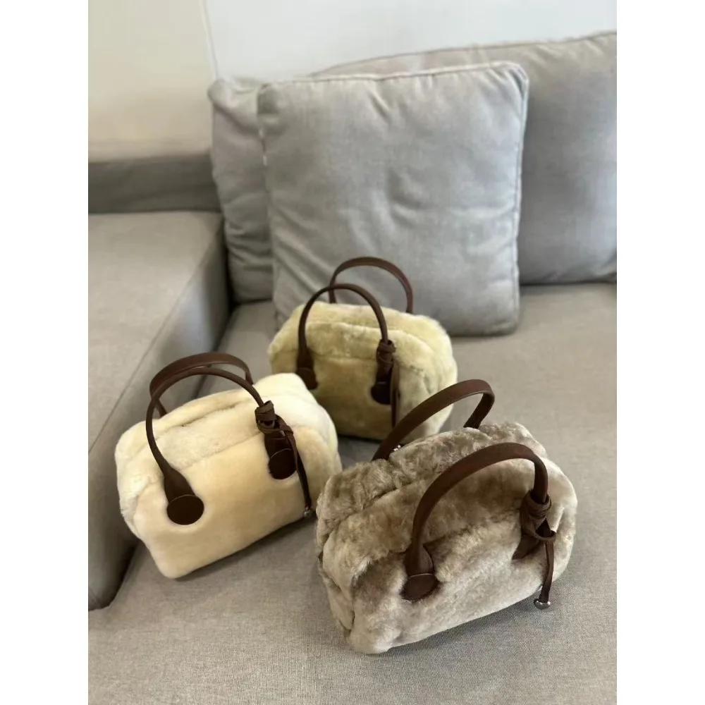 Niche Design Retro Fashionable Plush Handbag 2025 New Casual Versatile Premium Pillow Portable Women's Bag Large Capacity
Niche Design Retro Fashionable Plush Handbag 2025 New Casual Versatile Premium Pillow Portable Women's Bag Large Capacity