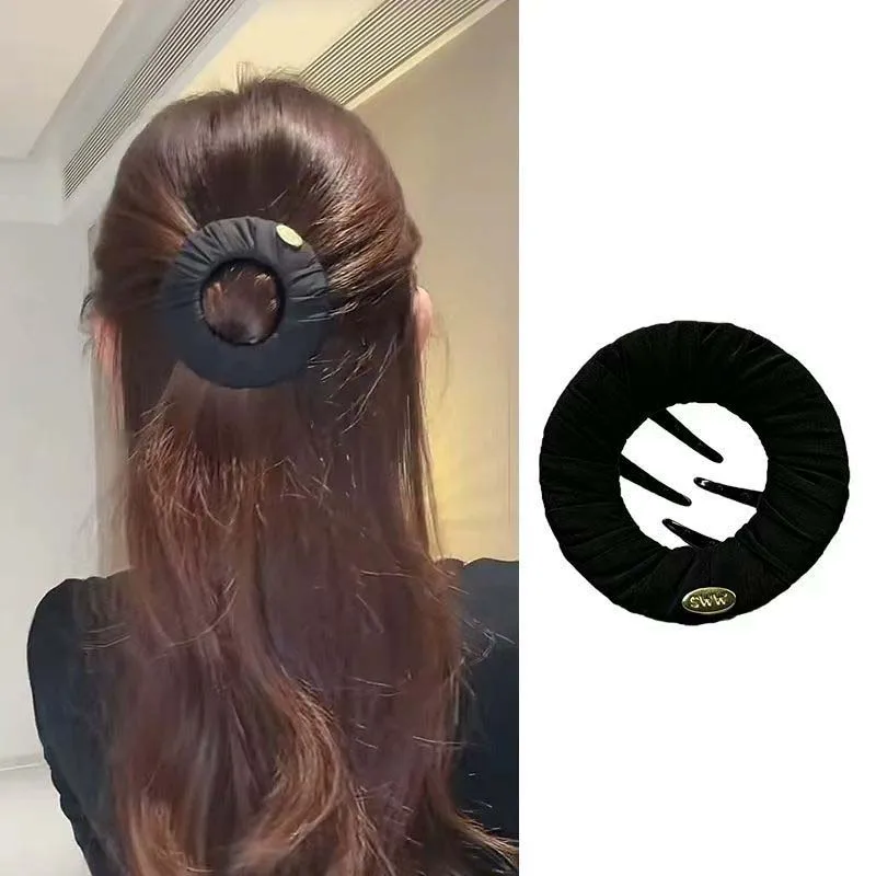 Resin Solid Color Hollow Hair Claw Clip, Women Circular Flat Pancake Gripper, Non-slip Fashion Daily Sports Hair Accessories
Resin Solid Color Hollow Hair Claw Clip, Women Circular Flat Pancake Gripper, Non-slip Fashion Daily Sports Hair Accessories