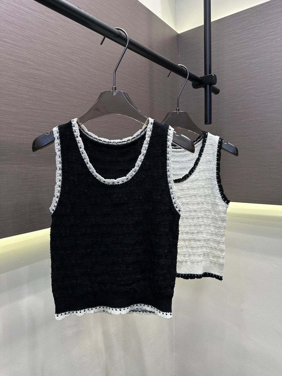 VIBE Retro Lace Trim Knitted Vest Women's Sleeveless U-Neck Versatile Color Block Anti-Aging Design Breathable Skin-Friendly
VIBE Retro Lace Trim Knitted Vest Women's Sleeveless U-Neck Versatile Color Block Anti-Aging Design Breathable Skin-Friendly