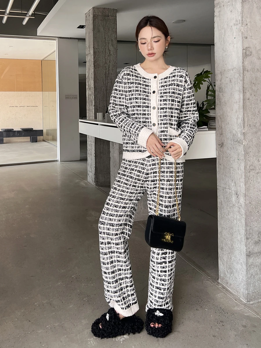 Women's Autumn and Winter One-Side Velvet Square Temperament Fashion Two-Piece Set
Women's Autumn and Winter One-Side Velvet Square Temperament Fashion Two-Piece Set