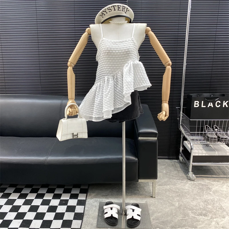 New 2022 fashion Designer new style Irregular sculptured pattern outerwear sling vest Chic backless Sleeveless top
New 2022 fashion Designer new style Irregular sculptured pattern outerwear sling vest Chic backless Sleeveless top