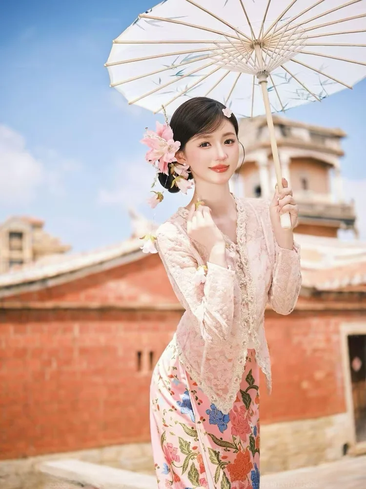 New Style Dai Ethnic Minority Clothing Floral Hairpin Embroidery Tour Photography Double-headed Mountain Scene
New Style Dai Ethnic Minority Clothing Floral Hairpin Embroidery Tour Photography Double-headed Mountain Scene