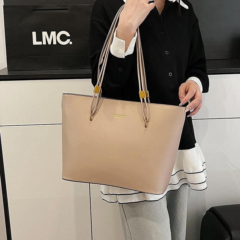 Luxury Vintage Diaper Bags For Women: Classic Designer Leather Shoulder Bag, Elegant Simple Fashionable Large Capacity Tote
Luxury Vintage Diaper Bags For Women: Classic Designer Leather Shoulder Bag, Elegant Simple Fashionable Large Capacity Tote