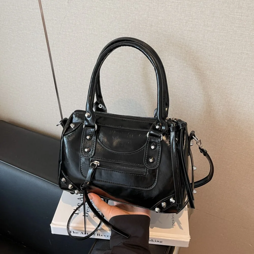 Vintage Rivets Pillow Bag Patent Leather Large Capacity Single Shoulder Bag Zipper Top Handle Crossbody Women's Bag Women
Vintage Rivets Pillow Bag Patent Leather Large Capacity Single Shoulder Bag Zipper Top Handle Crossbody Women's Bag Women