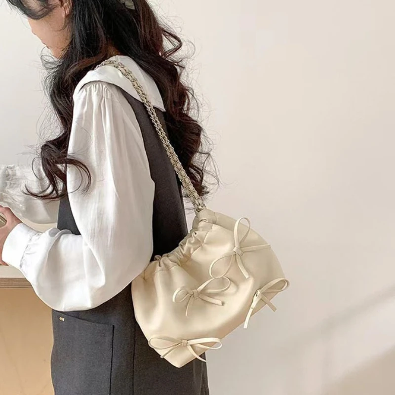 2024 New Sweet Pleated Shoulder Bag Fashion Spring Summer All-match Soft Cloud Pack Fresh Korean Chains Shoulder Bags
2024 New Sweet Pleated Shoulder Bag Fashion Spring Summer All-match Soft Cloud Pack Fresh Korean Chains Shoulder Bags