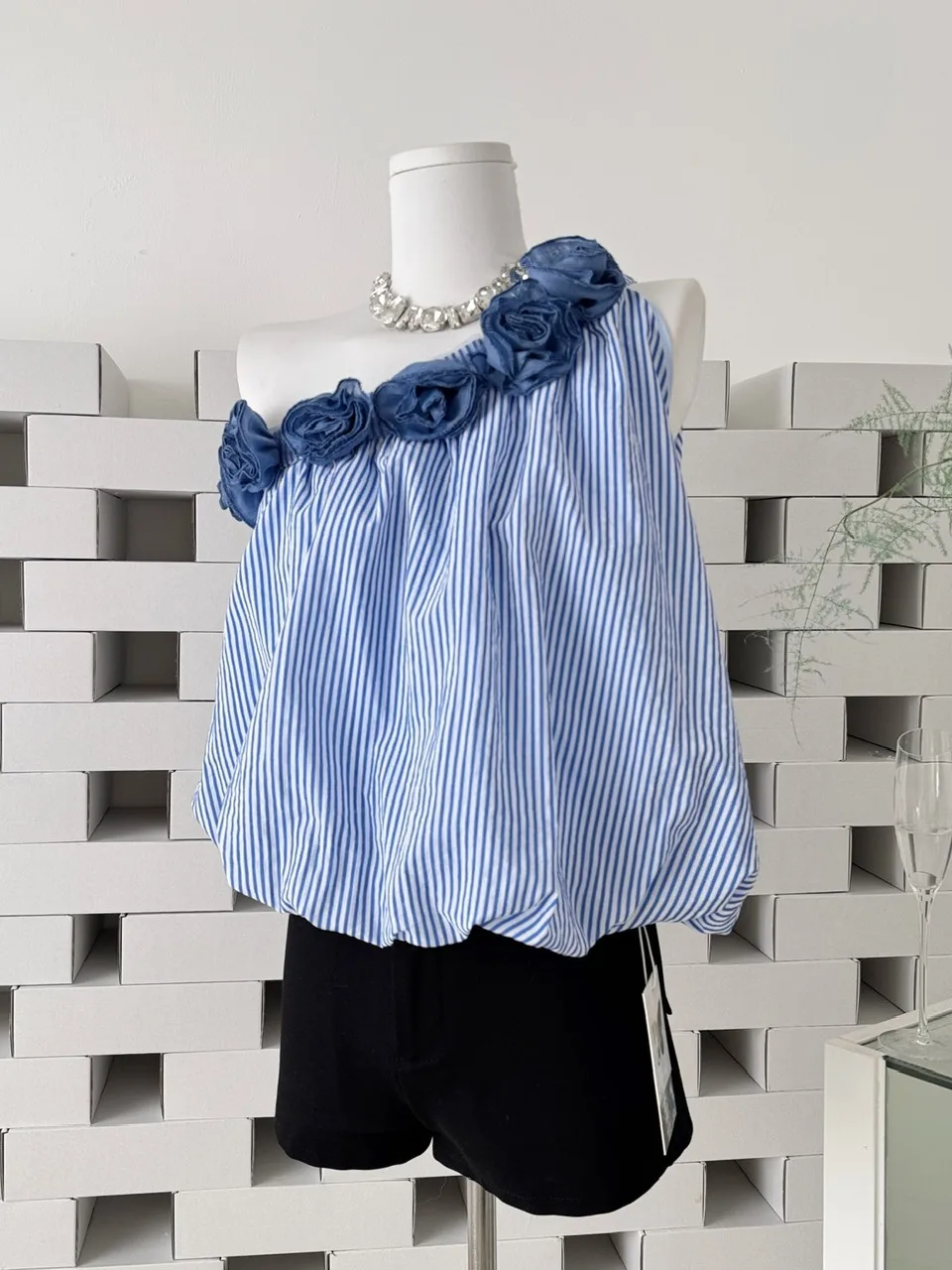 Romantic 3D Flower Print Asymmetrical Shoulder Sleeveless Holiday Style Striped Women's Top Korean Loose Fit Breathable Summe...
Romantic 3D Flower Print Asymmetrical Shoulder Sleeveless Holiday Style Striped Women's Top Korean Loose Fit Breathable Summe...