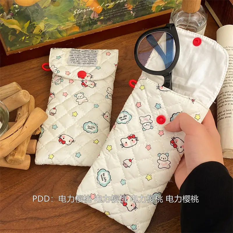 Аниме Hello Kitty, милый Ins, сумка для хранения глаз в форме сердца для девочек, портативный чехол для хранения солнцезащитных очков, устойчивый к давлению, кошелек для монет, подарки
Аниме Hello Kitty, милый Ins, сумка для хранения глаз в форме сердца для девочек, портативный чехол для хранения солнцезащитных очков, устойчивый к давлению, кошелек для монет, подарки
