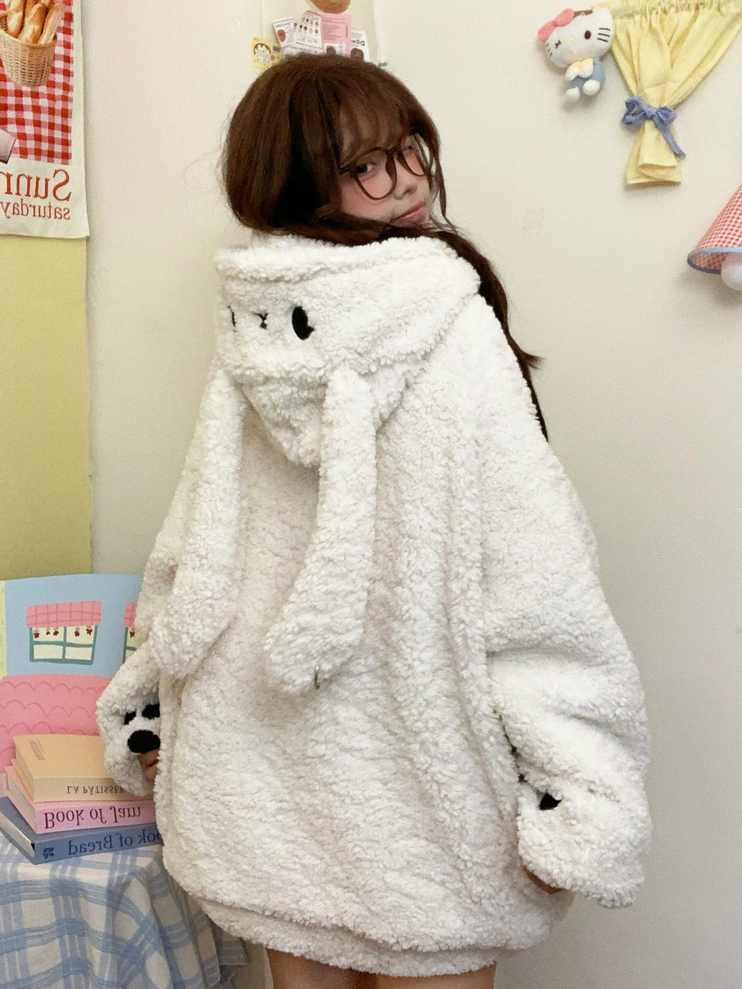 Tudou очаровательные кроличьи уши ягненка бархатный хлопковый джет женский свободный новый 2024 хлопковая одежда с капюшоном мультфильм аниме дизайн
Tudou очаровательные кроличьи уши ягненка бархатный хлопковый джет женский свободный новый 2024 хлопковая одежда с капюшоном мультфильм аниме дизайн