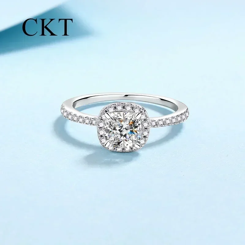 18K White Gold Platinum 1 Carat D Color Moissanite Diamond Ring for Women Pt950 Light Luxury Ring Sparkling Fine Jewelry Gift
18K White Gold Platinum 1 Carat D Color Moissanite Diamond Ring for Women Pt950 Light Luxury Ring Sparkling Fine Jewelry Gift
