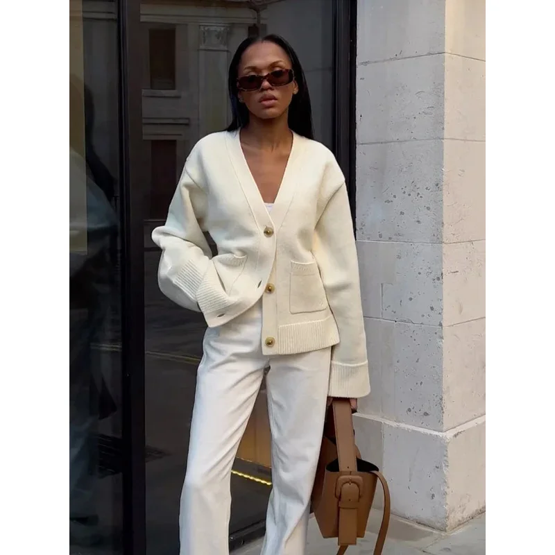 Women Classic Solid V Neck Pocket Cardigan Casual Long Sleeve Single-breasted Sweater Fall Fashion New Lady Commuting Streetwear
Women Classic Solid V Neck Pocket Cardigan Casual Long Sleeve Single-breasted Sweater Fall Fashion New Lady Commuting Streetwear