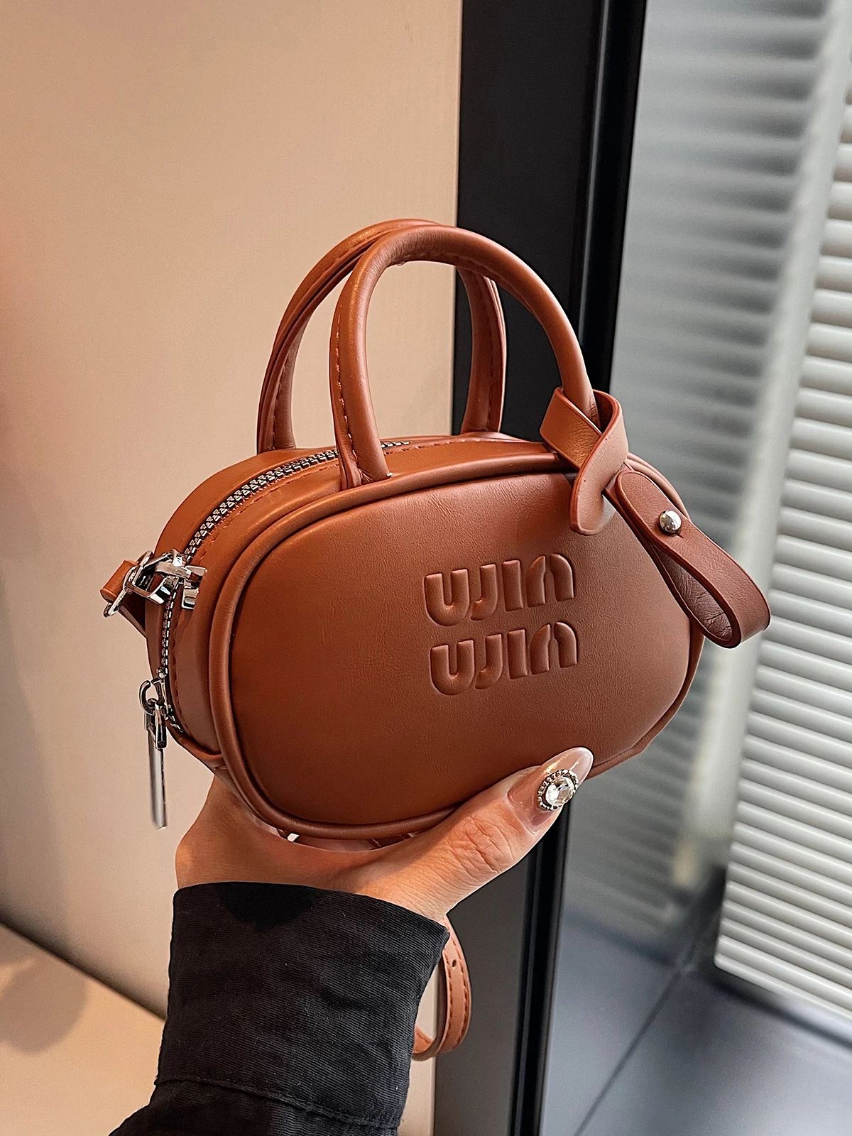 Hot Mini Square Bag for Women Winter Small Crossbody Bag Luxury Brand Designer Lipstick Purses and Handbags Ladies Round Box Bag
Hot Mini Square Bag for Women Winter Small Crossbody Bag Luxury Brand Designer Lipstick Purses and Handbags Ladies Round Box Bag