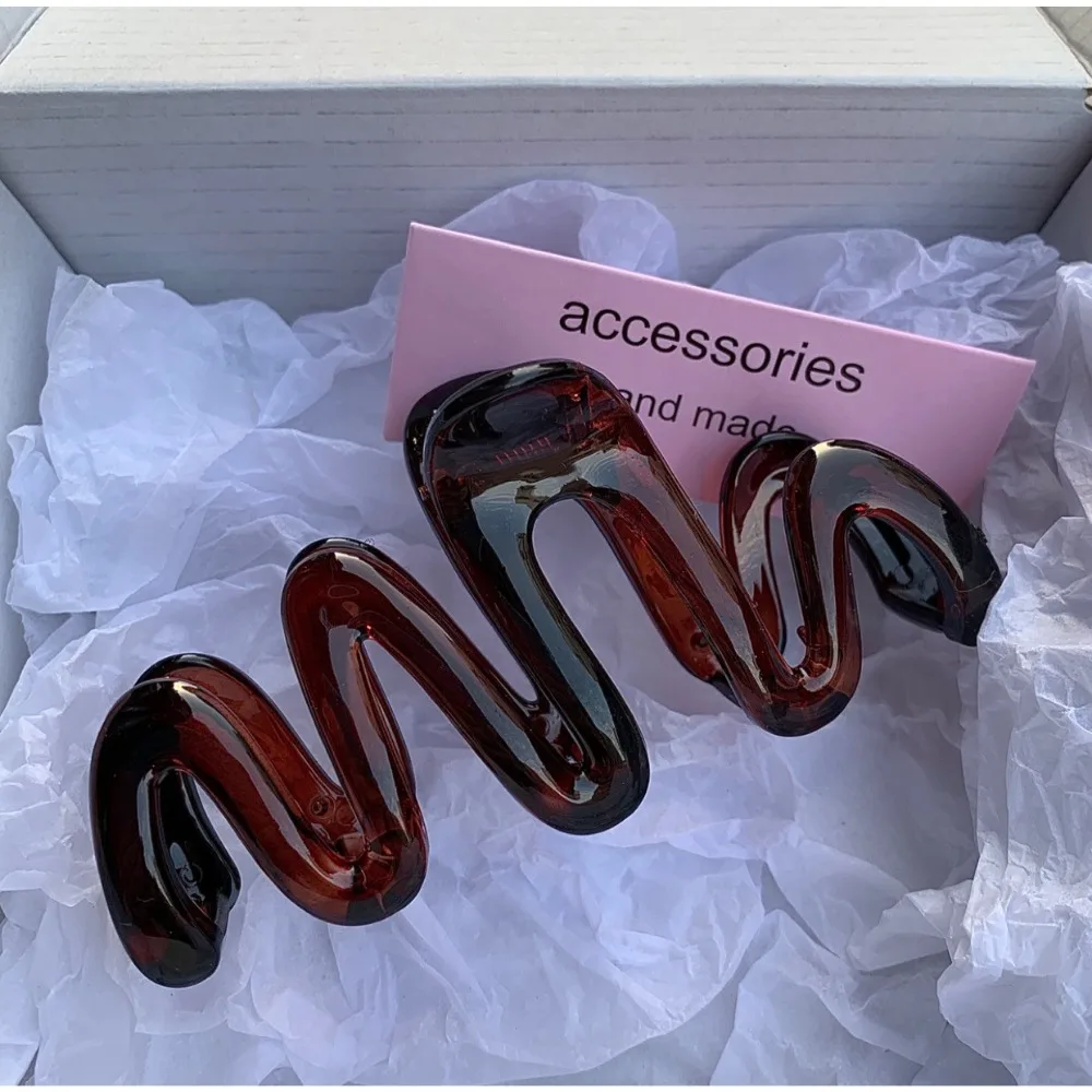 Новая красочная заколка-краб для волос в форме волны, модный корейский дизайн, милый простой асимметричный зажим для волос для женщин и девушек, аксессуар для волос.
Новая красочная заколка-краб для волос в форме волны, модный корейский дизайн, милый простой асимметричный зажим для волос для женщин и девушек, аксессуар для волос.