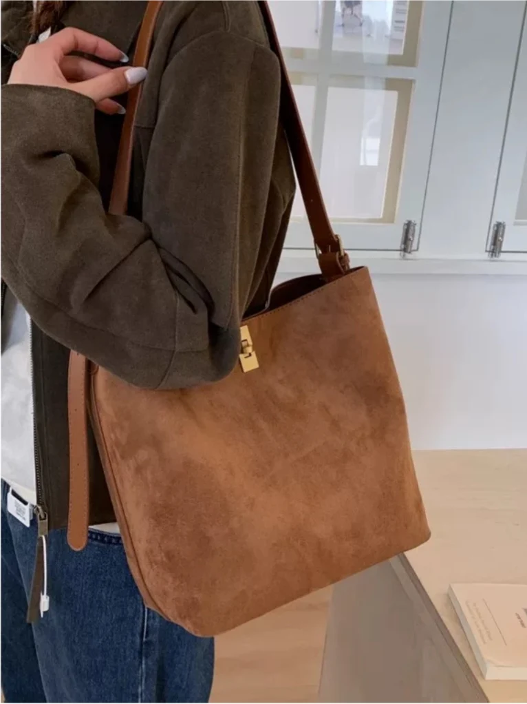 Retro Suede Tote Bag Large Capaci Commuter oulder Bag Handheld Underarm Buet Bag Casual Simple Sle Youth Faion
Retro Suede Tote Bag Large Capaci Commuter oulder Bag Handheld Underarm Buet Bag Casual Simple Sle Youth Faion
