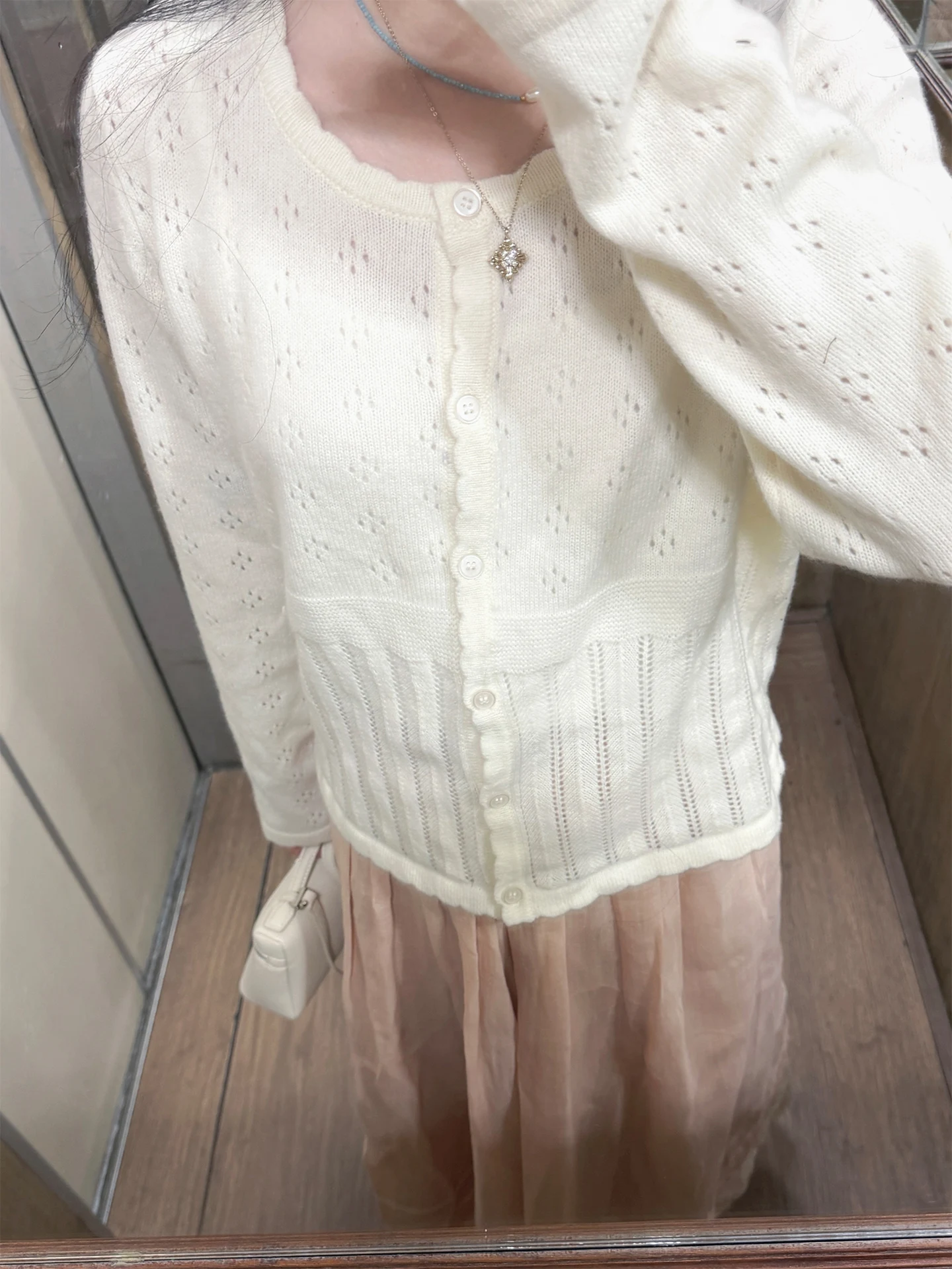 Женский шерстяной кардиган с длинными рукавами, ажурный вязаный свитер, светло-бежевый, универсальный, весна 2026, модная верхняя одежда
Женский шерстяной кардиган с длинными рукавами, ажурный вязаный свитер, светло-бежевый, универсальный, весна 2026, модная верхняя одежда