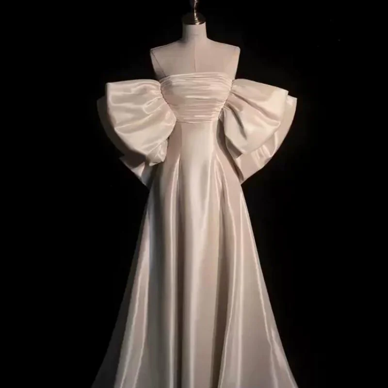 White Off-Shoulder Wedding Dress2025Korean Style Elegant Bowknot Welcome Bride Satin Exit Veil with Small Train
White Off-Shoulder Wedding Dress2025Korean Style Elegant Bowknot Welcome Bride Satin Exit Veil with Small Train