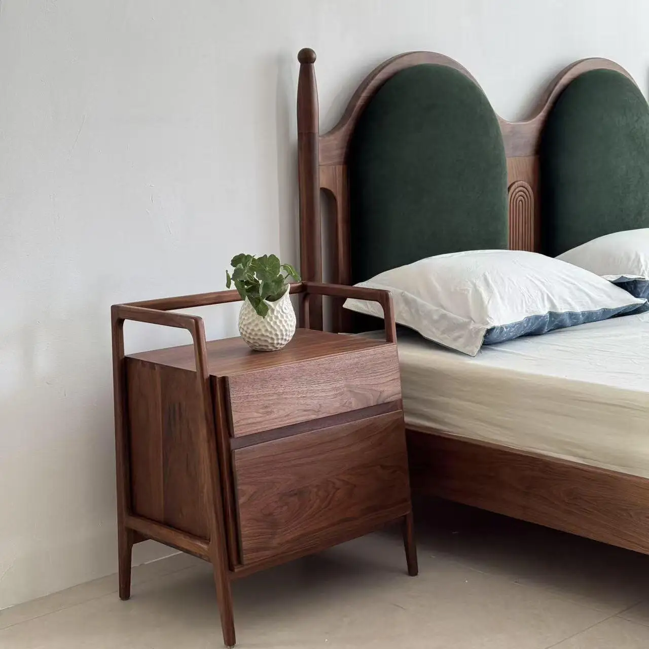 2025 new bedside table North American black walnut solid wood locker simple modern bedside table sofa corner few
2025 new bedside table North American black walnut solid wood locker simple modern bedside table sofa corner few