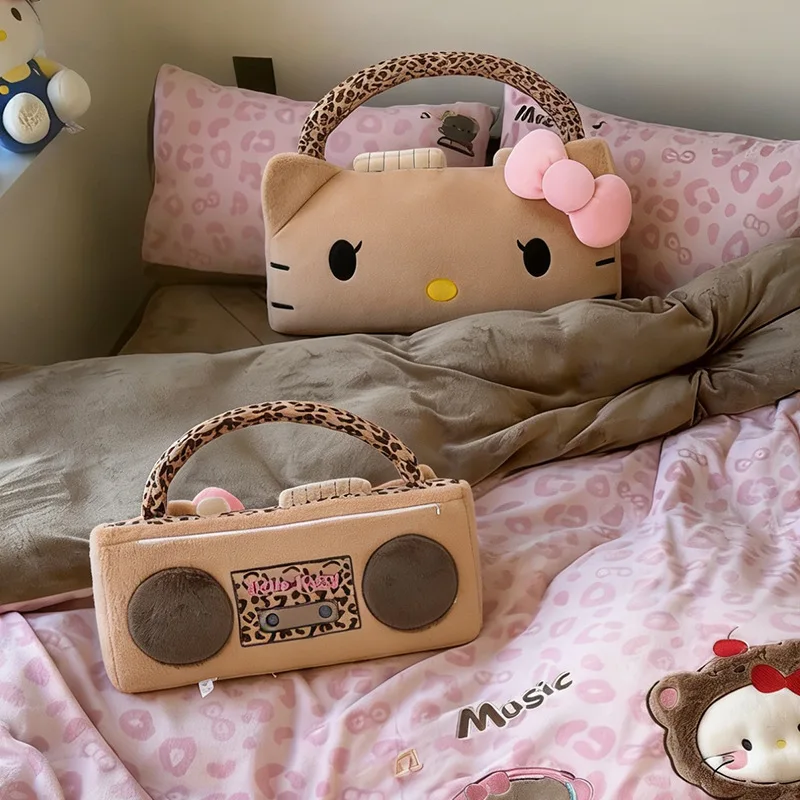 Hello Kitty Retro Brown Radio Design Soft Plush Handbag Leopard Pattern Top Handle Cute Bow Pillow Home Doll Toy Festival Gift
Hello Kitty Retro Brown Radio Design Soft Plush Handbag Leopard Pattern Top Handle Cute Bow Pillow Home Doll Toy Festival Gift