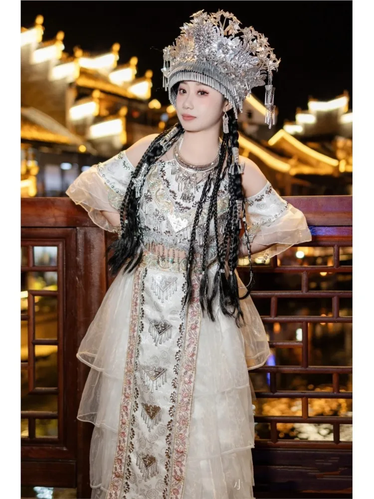 Photography of new ethnic costumes for women white wedding gowns and performance foreign groups
Photography of new ethnic costumes for women white wedding gowns and performance foreign groups
