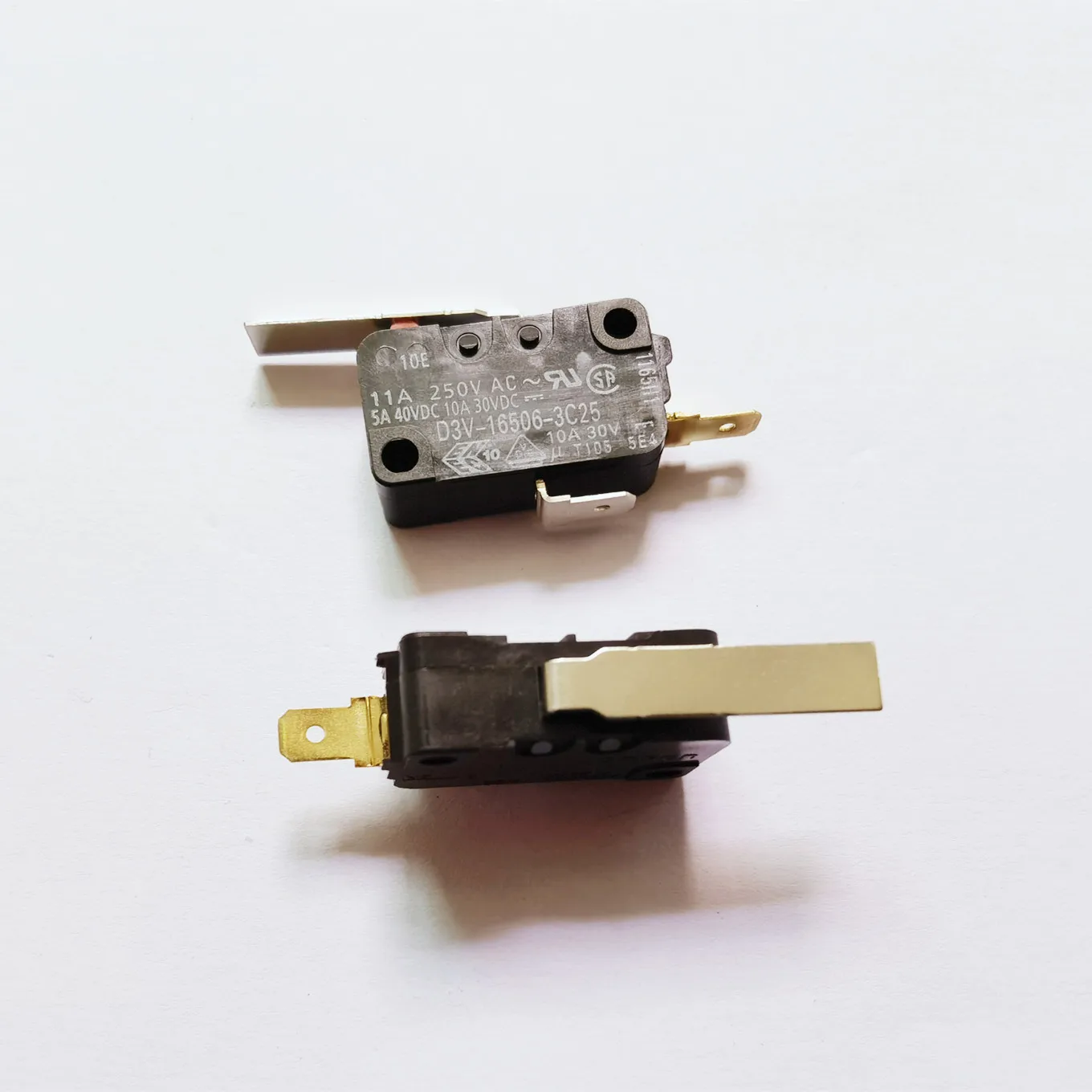 Original new 100% game machine fighter handle micro switch with slice and handle large fretting switch 11A250VAC D3V-16506-3C25
Original new 100% game machine fighter handle micro switch with slice and handle large fretting switch 11A250VAC D3V-16506-3C25