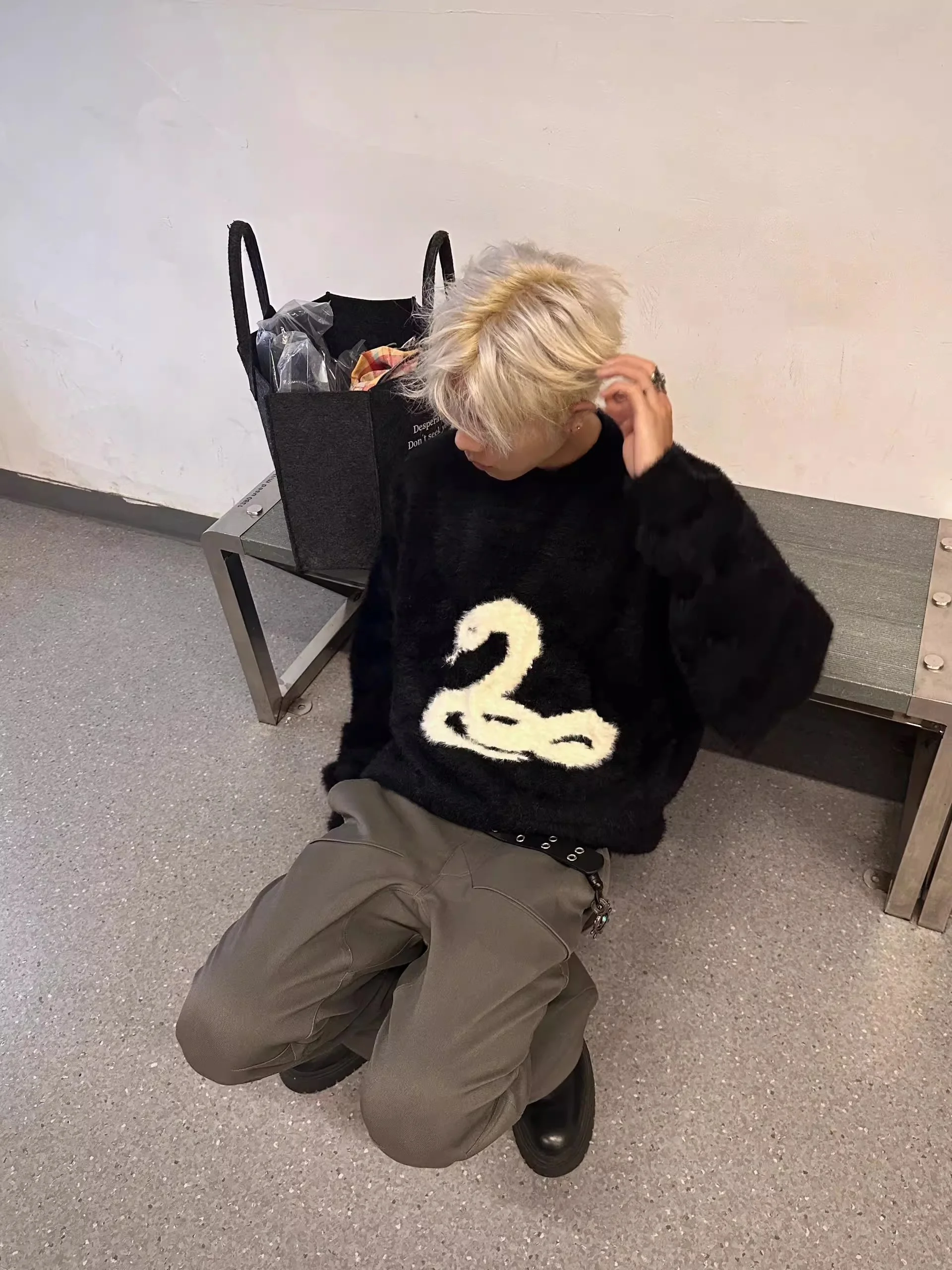 Мужской свитер свободного кроя с узором под змеиную кожу из искусственного меха, осенне-зимний, больших размеров, повседневный модный топ для пар
Мужской свитер свободного кроя с узором под змеиную кожу из искусственного меха, осенне-зимний, больших размеров, повседневный модный топ для пар