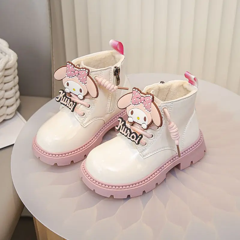 Cute Sanrio Cartoon Toddler Girl Plush Lined Non-Slip Martin Boot with Kuromi My Melody Charm Side Zipper Daily Walking Footwear
Cute Sanrio Cartoon Toddler Girl Plush Lined Non-Slip Martin Boot with Kuromi My Melody Charm Side Zipper Daily Walking Footwear