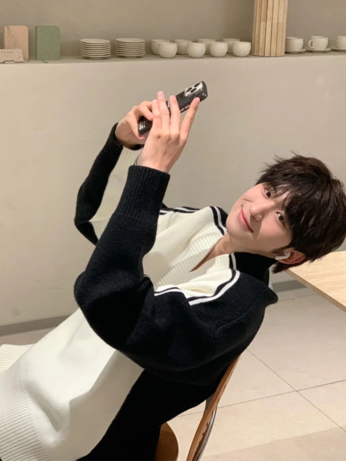 Мужской вязаный свитер с V-образным вырезом, зимний, свободного кроя, удобный трикотаж, в полоску, с цветными блоками, повседневный, с длинными рукавами, модный, в городском стиле
Мужской вязаный свитер с V-образным вырезом, зимний, свободного кроя, удобный трикотаж, в полоску, с цветными блоками, повседневный, с длинными рукавами, модный, в городском стиле