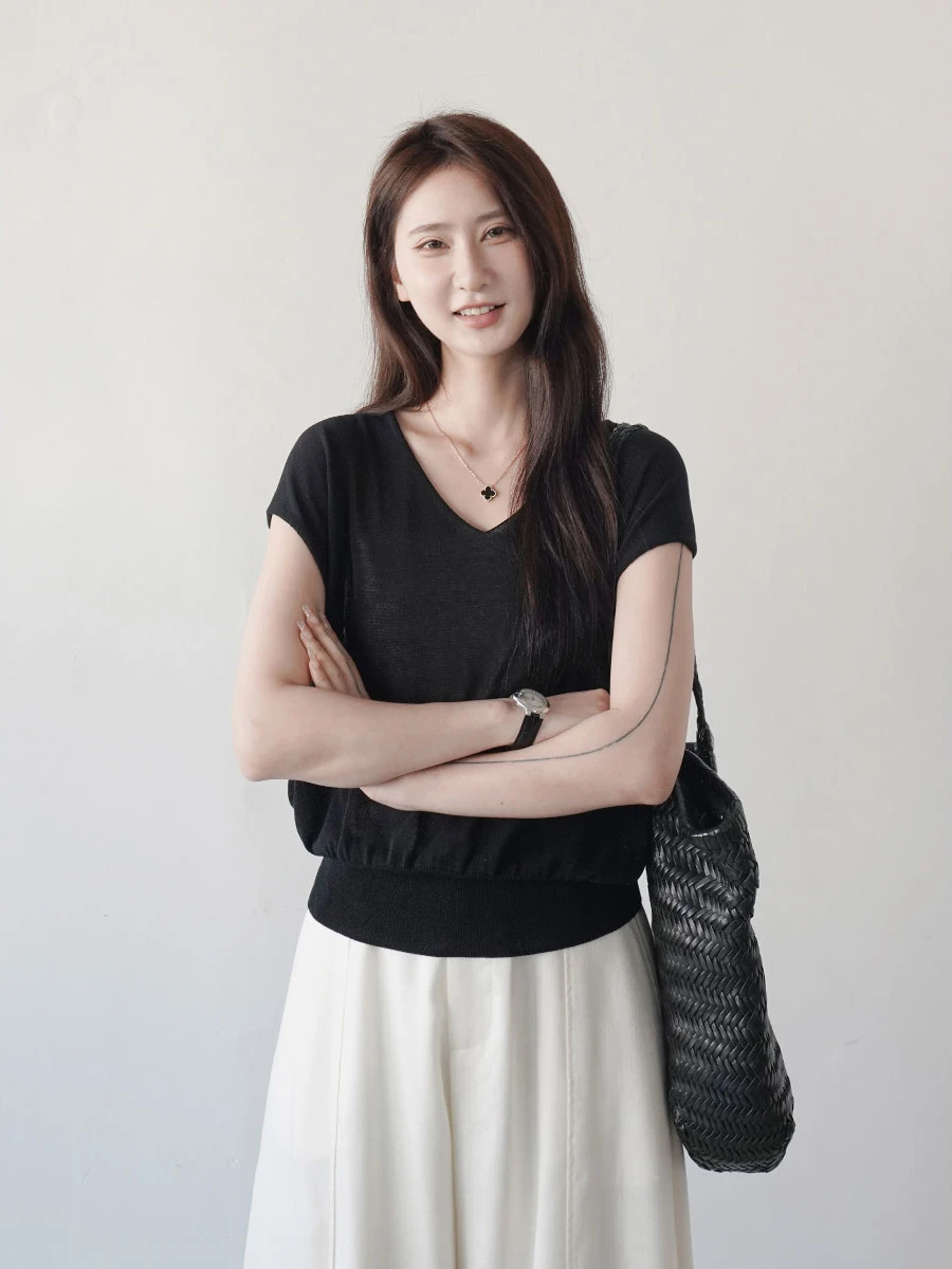 Summer 2026 Women's Loose V-Neck Short Sleeve Knitted Sweater Black Versatile Layering Minimalist Style Casual Fashion Top
Summer 2026 Women's Loose V-Neck Short Sleeve Knitted Sweater Black Versatile Layering Minimalist Style Casual Fashion Top