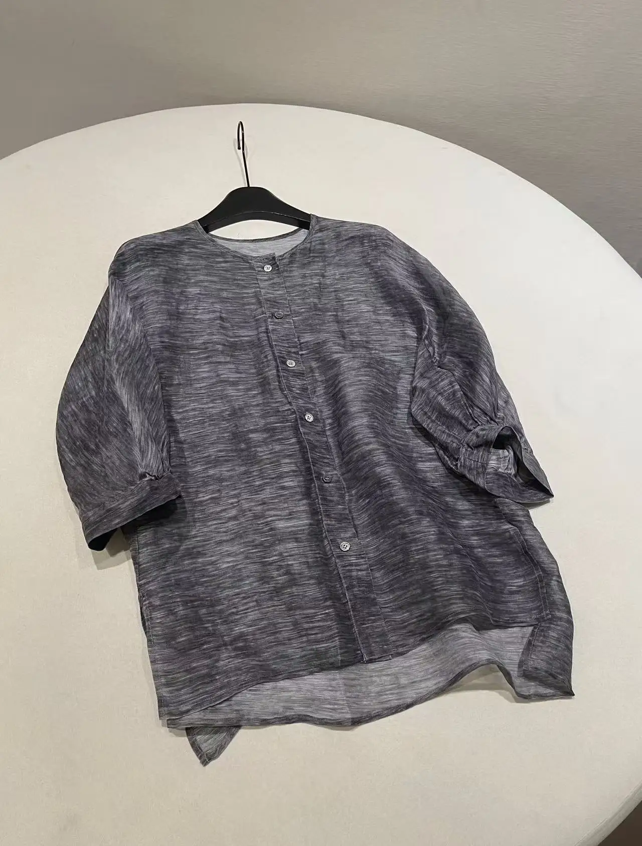 Women's silk blouse, new style for spring/summer 2025, lightweight and comfortable, suitable for daily casual wear.
Women's silk blouse, new style for spring/summer 2025, lightweight and comfortable, suitable for daily casual wear.