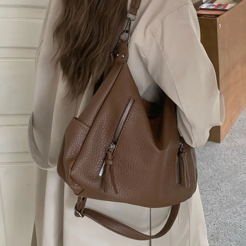 Fashionable Retro Tote Bag Under The Armpit Korean Niche Large Capacity Handheld Crossbody Commuting Bag for Women
Fashionable Retro Tote Bag Under The Armpit Korean Niche Large Capacity Handheld Crossbody Commuting Bag for Women