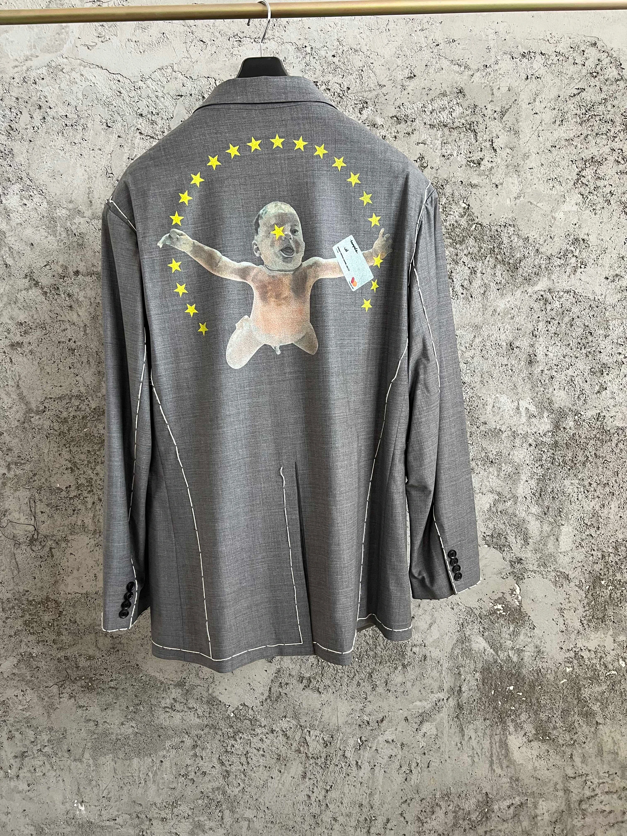 TOP-YAMAMOTO smoky grey nude baby print suit, an Italian avant-garde niche
TOP-YAMAMOTO smoky grey nude baby print suit, an Italian avant-garde niche