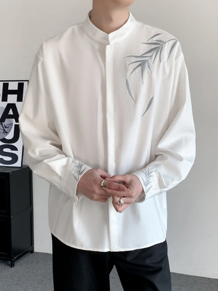 Мужская модная городская рубашка из ацетатного атласа с длинным рукавом, вышивкой и воротником-стойкой, для свадебного костюма, белая
Мужская модная городская рубашка из ацетатного атласа с длинным рукавом, вышивкой и воротником-стойкой, для свадебного костюма, белая