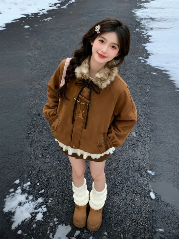 Модная хлопковая куртка и юбка в стиле ретро. Красивая уникальная верхняя одежда. Трикотажное длинное пальто с круглыми пуговицами.
Модная хлопковая куртка и юбка в стиле ретро. Красивая уникальная верхняя одежда. Трикотажное длинное пальто с круглыми пуговицами.