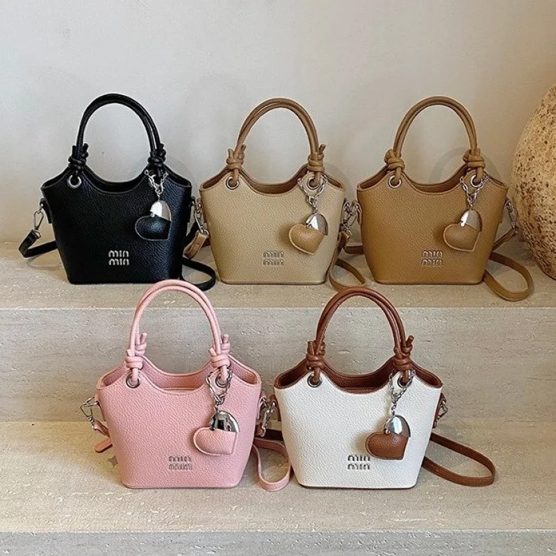 Практичная сумка для ноутбука для женщин-мессенджеров из аккуратной кожи с профессиональным силуэтом и мягким внутренним пространством
Практичная сумка для ноутбука для женщин-мессенджеров из аккуратной кожи с профессиональным силуэтом и мягким внутренним пространством