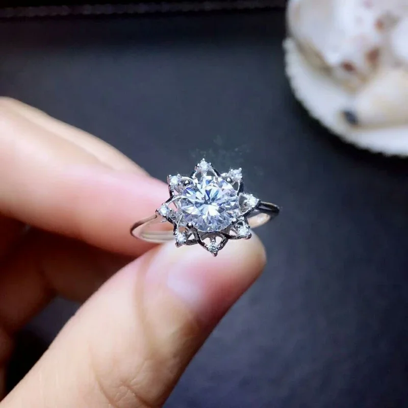 1 Carat VVS1 Moissanite Ring Flower Simple Ring Women's 925 Sterling Silver Fine Wedding Jewelry
1 Carat VVS1 Moissanite Ring Flower Simple Ring Women's 925 Sterling Silver Fine Wedding Jewelry