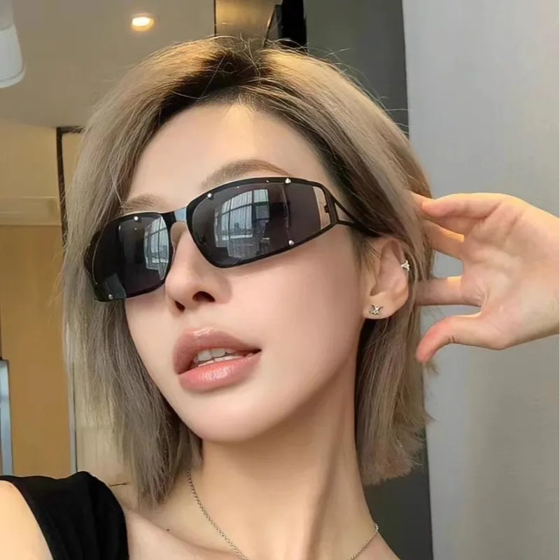Fashion Designer Designs Futuristic Technology Glasses Large Frame Sunglasses Personalized Hollow Rivets Versatile Eyeglasses
Fashion Designer Designs Futuristic Technology Glasses Large Frame Sunglasses Personalized Hollow Rivets Versatile Eyeglasses