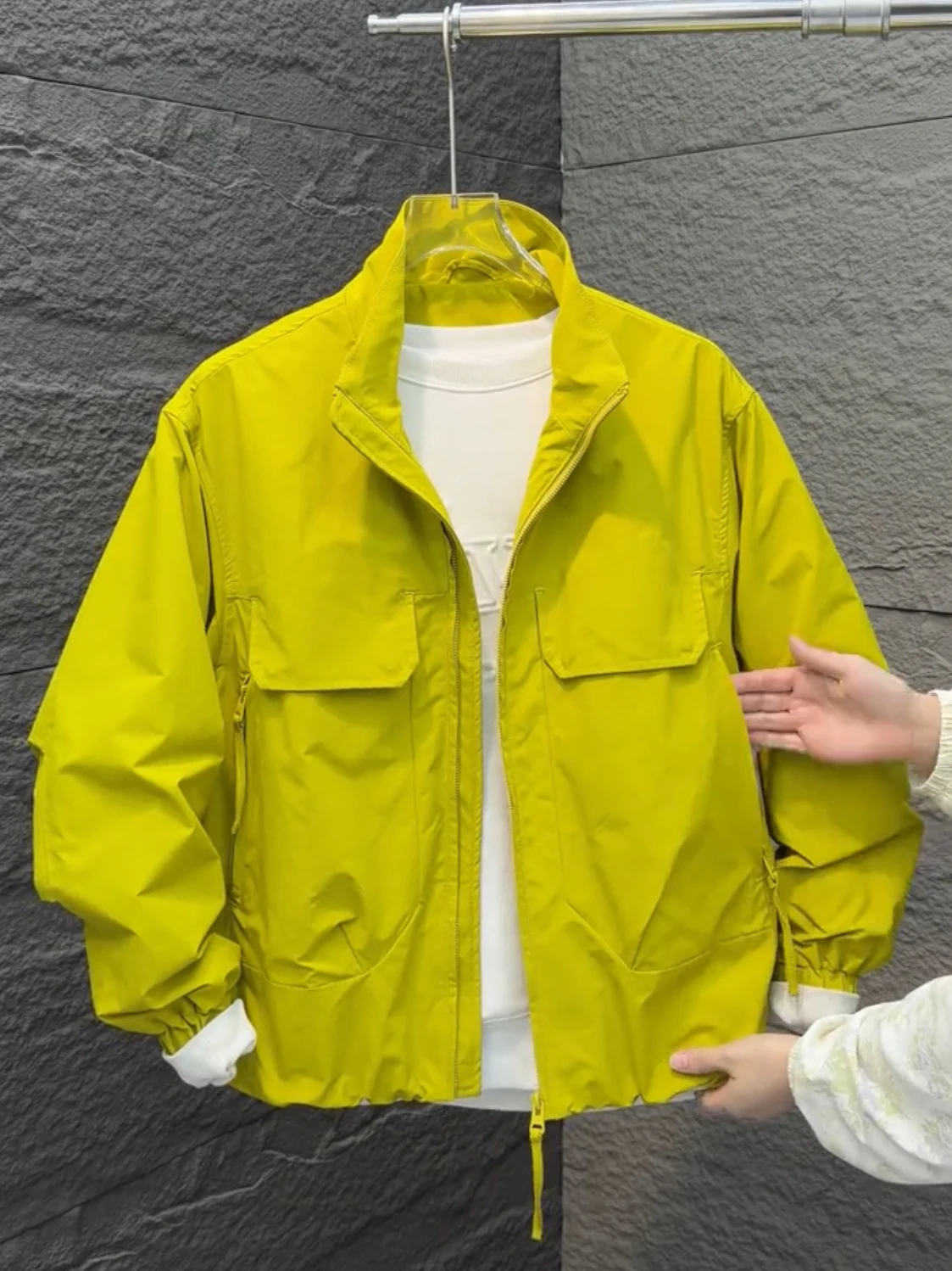 Spring Summer Thin High-End Jacket Men's Trendy Loose Fit Workwear Windbreaker Coat with Big Pockets Stand Collar Casual Style
Spring Summer Thin High-End Jacket Men's Trendy Loose Fit Workwear Windbreaker Coat with Big Pockets Stand Collar Casual Style