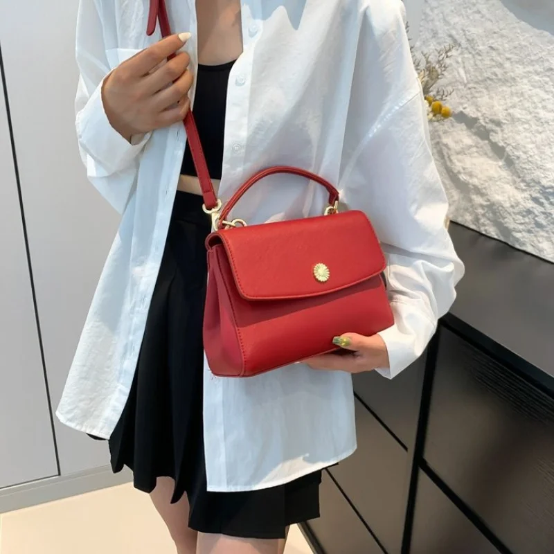 Trendy And Simple Women Crossbody Bag In Soft Leather For Casual Everyday Use And Errands
Trendy And Simple Women Crossbody Bag In Soft Leather For Casual Everyday Use And Errands