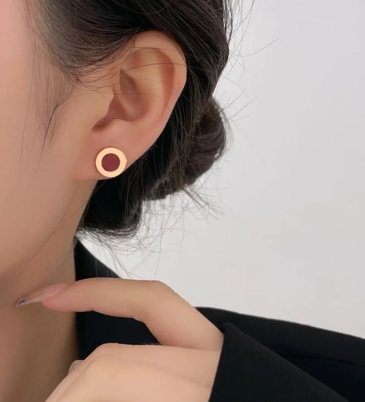 Wear fashionable and simple round pure silver earrings S925 for daily commuting, women's earrings, Valentine's Day gifts
Wear fashionable and simple round pure silver earrings S925 for daily commuting, women's earrings, Valentine's Day gifts