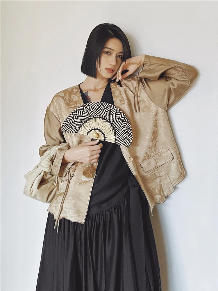 Ретро-китайская женская куртка-жакет с длинными рукавами и V-образным вырезом, тонкая, свободного кроя, дышащая, приятная к телу, для весеннего уличного стиля
Ретро-китайская женская куртка-жакет с длинными рукавами и V-образным вырезом, тонкая, свободного кроя, дышащая, приятная к телу, для весеннего уличного стиля