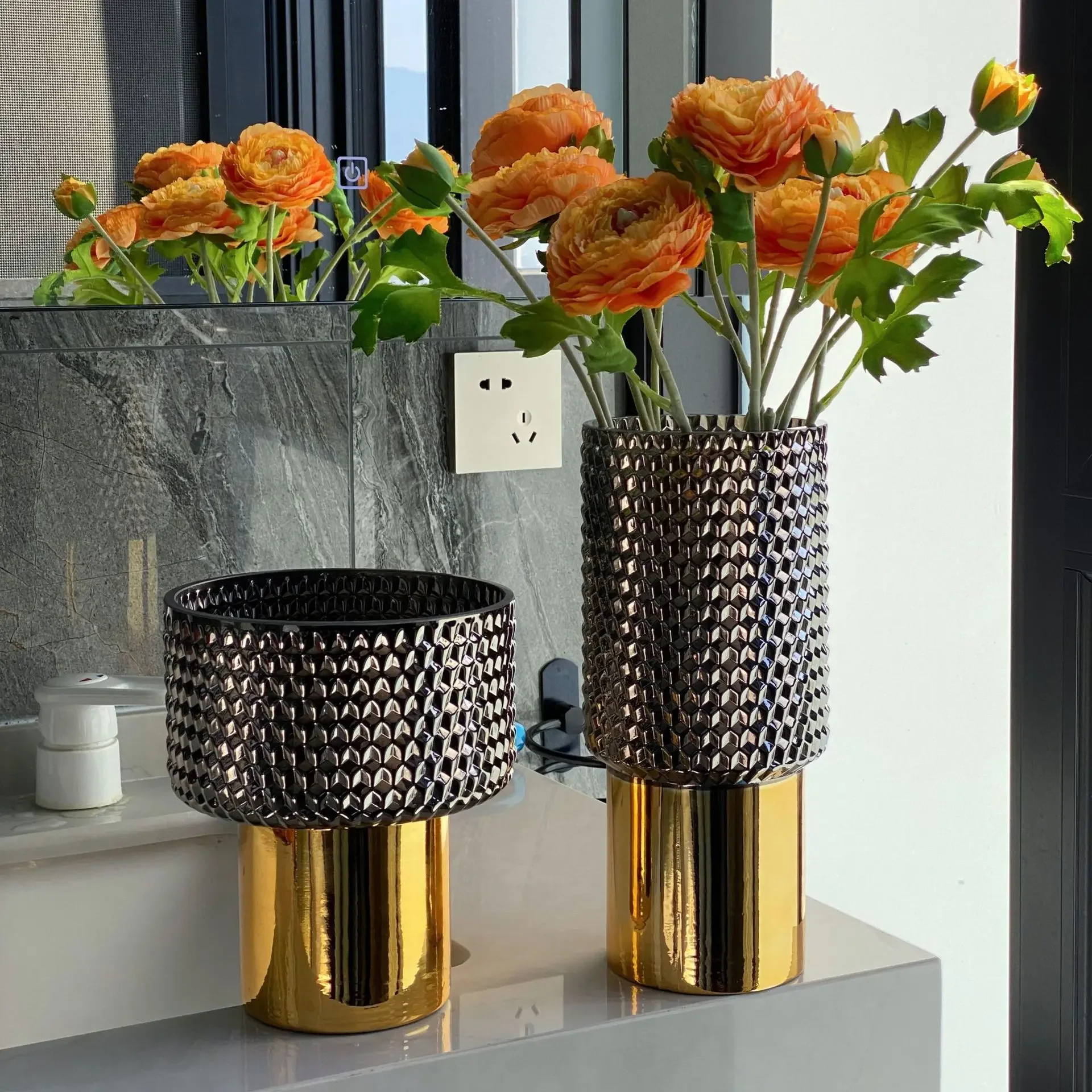 Light luxury glass vase flower arrangement vase home living room hydroponic plant table decoration crafts
Light luxury glass vase flower arrangement vase home living room hydroponic plant table decoration crafts
