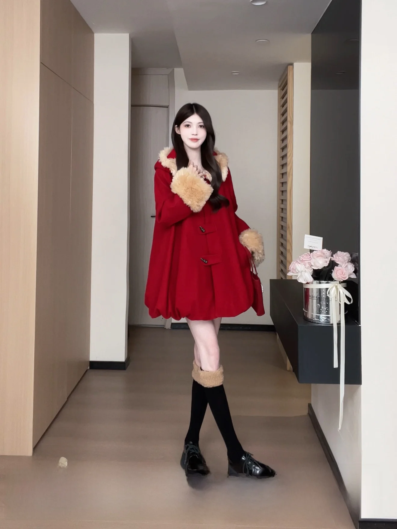 Красное шерстяное пальто, женское пальто средней длины с поясом и воротником, теплое пальто с высокой талией, повседневное повседневное пальто для поездок на работу
Красное шерстяное пальто, женское пальто средней длины с поясом и воротником, теплое пальто с высокой талией, повседневное повседневное пальто для поездок на работу