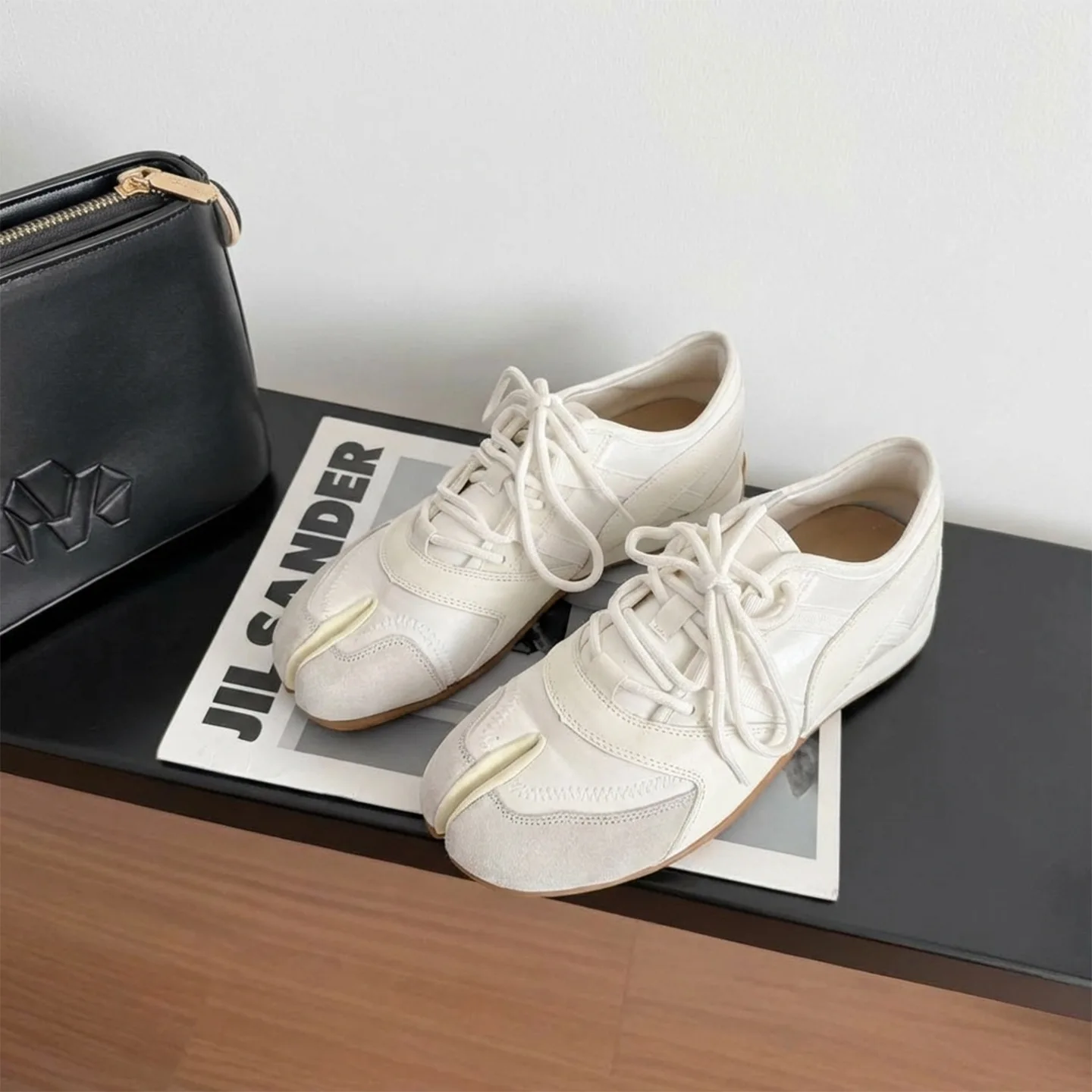 Fashionable Designer Split Toe Women's Sneakers and Casual Shoes Outdoor Lightweight Retro Board Shoes for Woman Zapatos Mujer
Fashionable Designer Split Toe Women's Sneakers and Casual Shoes Outdoor Lightweight Retro Board Shoes for Woman Zapatos Mujer