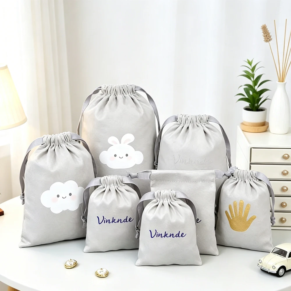 50Pcs Personalized Grey Velvet Jewelry Bag with Ribbon Custom Logo Wedding Candy Earrings Rings Brooch Oils Packing Decoration
50Pcs Personalized Grey Velvet Jewelry Bag with Ribbon Custom Logo Wedding Candy Earrings Rings Brooch Oils Packing Decoration