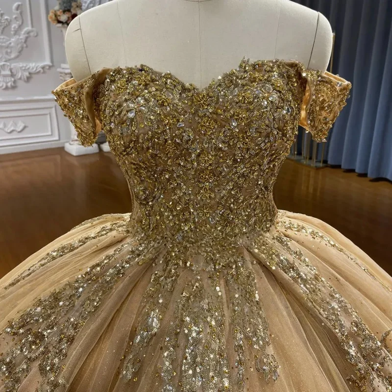 Customized Shiny golden Quinceanera Dresses Off the Shoulder sequin crystal applique Tull Long tail Vestido 15 Quinceanera
Customized Shiny golden Quinceanera Dresses Off the Shoulder sequin crystal applique Tull Long tail Vestido 15 Quinceanera