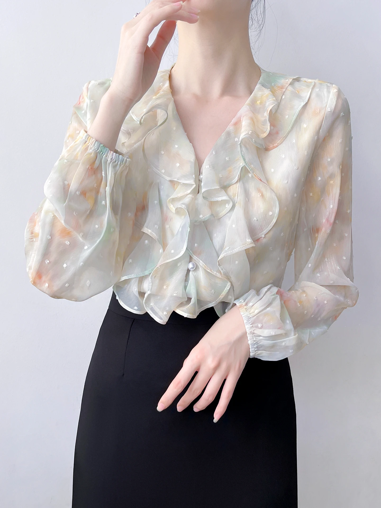 Женская модная блузка из шифона с цветочным принтом, длинными рукавами-колокол, V-образным вырезом, в корейском стиле, свободного кроя, из полиэфирного волокна
Женская модная блузка из шифона с цветочным принтом, длинными рукавами-колокол, V-образным вырезом, в корейском стиле, свободного кроя, из полиэфирного волокна