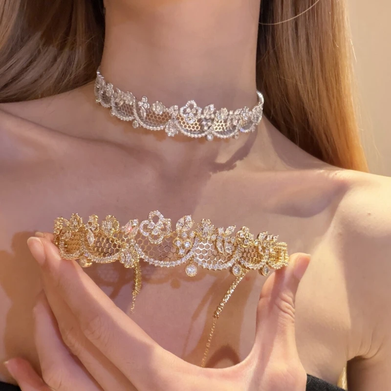 Элегантное женское колье-чокер Bellux Charm Jewelry из серебра 925 пробы с позолотой, ажурным кружевным узором в виде сот, для женщин.
Элегантное женское колье-чокер Bellux Charm Jewelry из серебра 925 пробы с позолотой, ажурным кружевным узором в виде сот, для женщин.