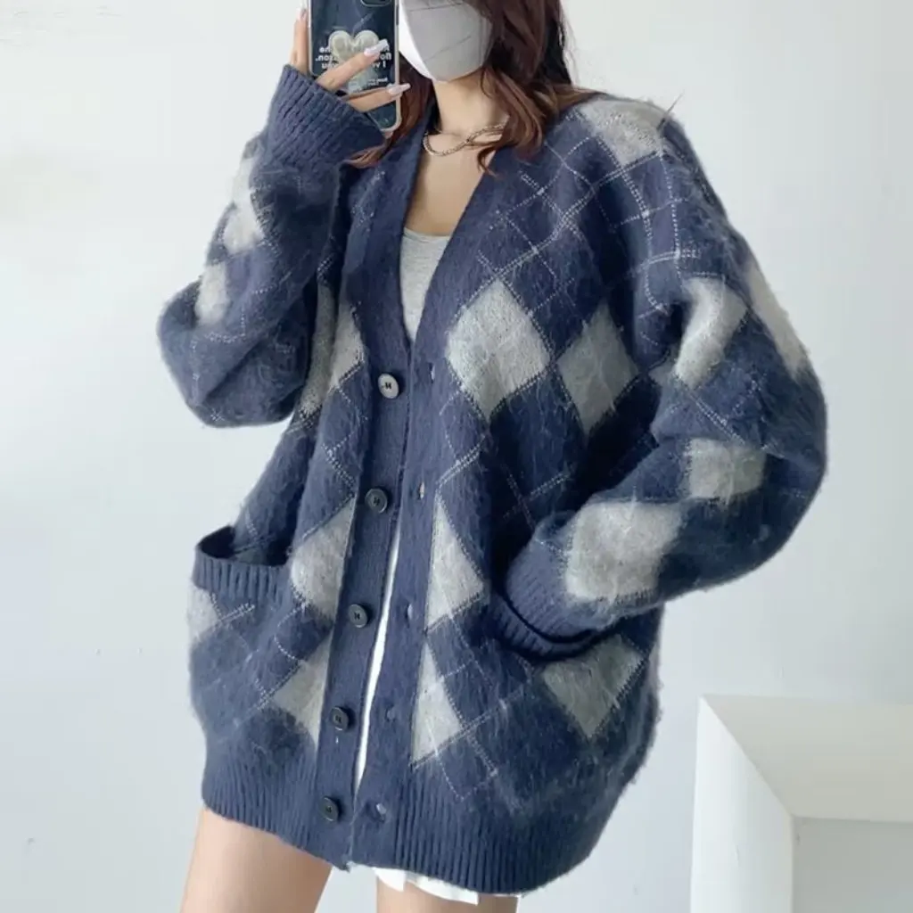 Women's V-neck Mink Velvet Cardigan Diamond Plaid Single-Breasted Knitted Sweater European American Style Autumn Winter Hot 
Women's V-neck Mink Velvet Cardigan Diamond Plaid Single-Breasted Knitted Sweater European American Style Autumn Winter Hot