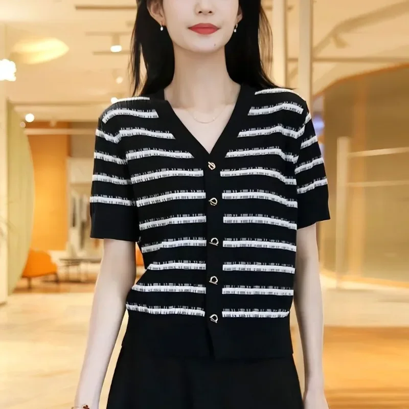 Contrast Color Striped V-neck Knit Cardigan Women Summer New V-neck T-shirt Short-sleeved Stylish Top
Contrast Color Striped V-neck Knit Cardigan Women Summer New V-neck T-shirt Short-sleeved Stylish Top